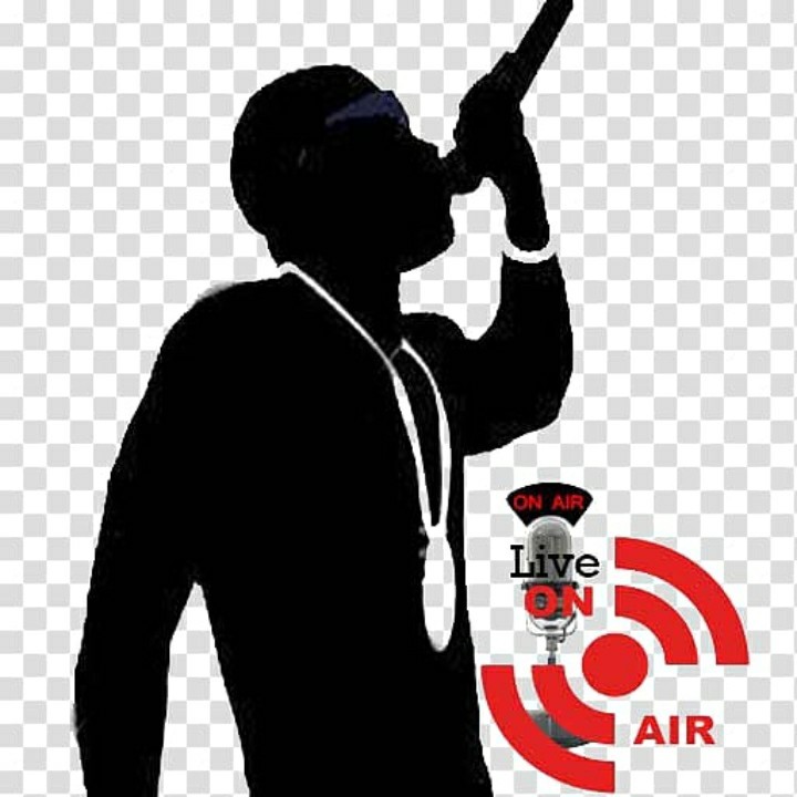 Рэпер в капюшоне. Рука с микрофоном. Рэпер с микрофоном. Силуэт рэпера. Парень поет.