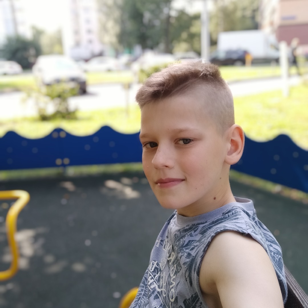 Денчик слазит