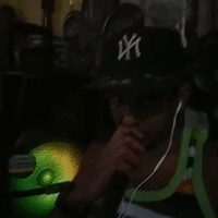 en casa con mi bocina en Rap